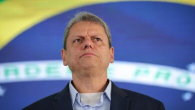 Tarcísio é acusado pelo bolsonarismo de ser centrão e pela esquerda de ser radical