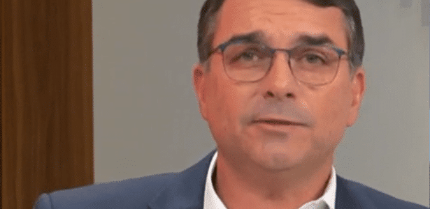 O senador Flávio Bolsonaro (PL-RJ) durante entrevista para a GloboNews