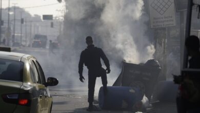 Moradores da Praça Seca vivem manhã de pânico com tiroteio e barricadas em chamas