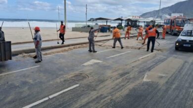 Ressaca mantém trecho da Avenida Delfim Moreira, no Leblon, interditado