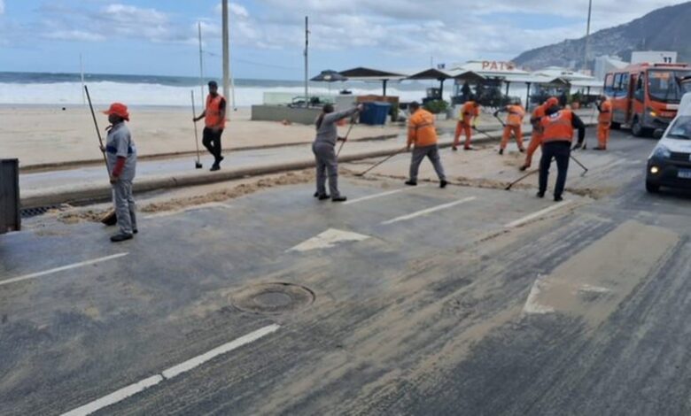 Ressaca mantém trecho da Avenida Delfim Moreira, no Leblon, interditado