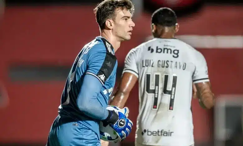 Vasco demonstra interesse em Aldair Quintana, para ser sombra de Léo Jardim