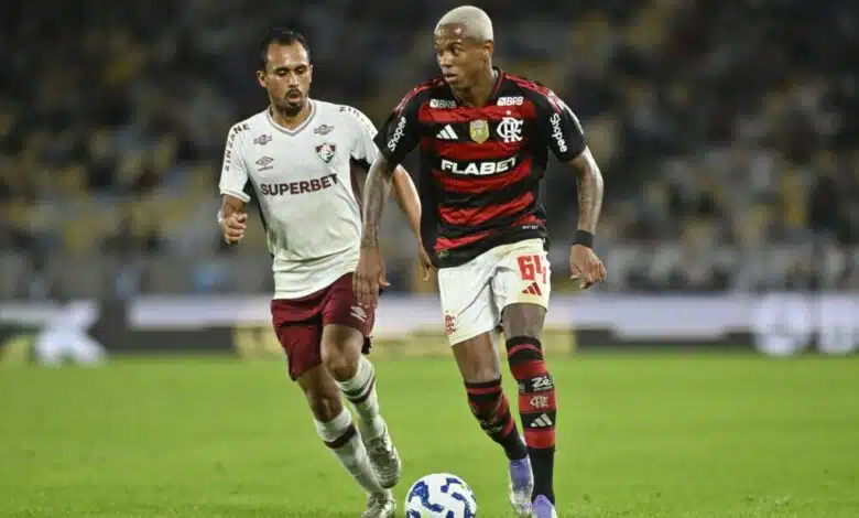 Primeiro jogo de Wallace Yan como titular no Flamengo tem susto, Thiago Silva na cola e até discussão com Danilo