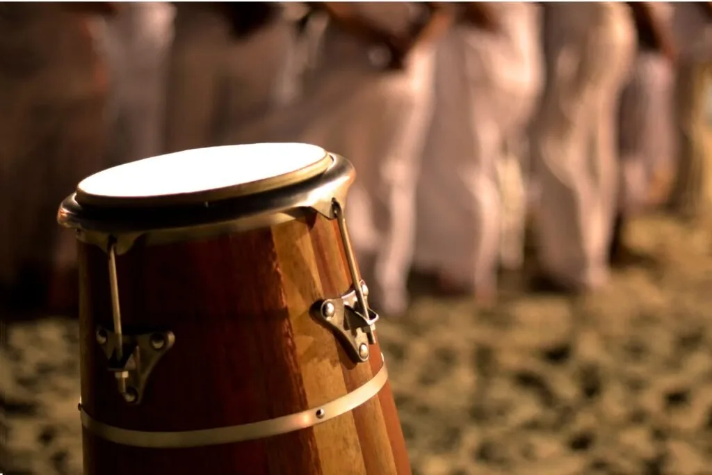 Atabaque com um grupo de pessoas ao fundo.