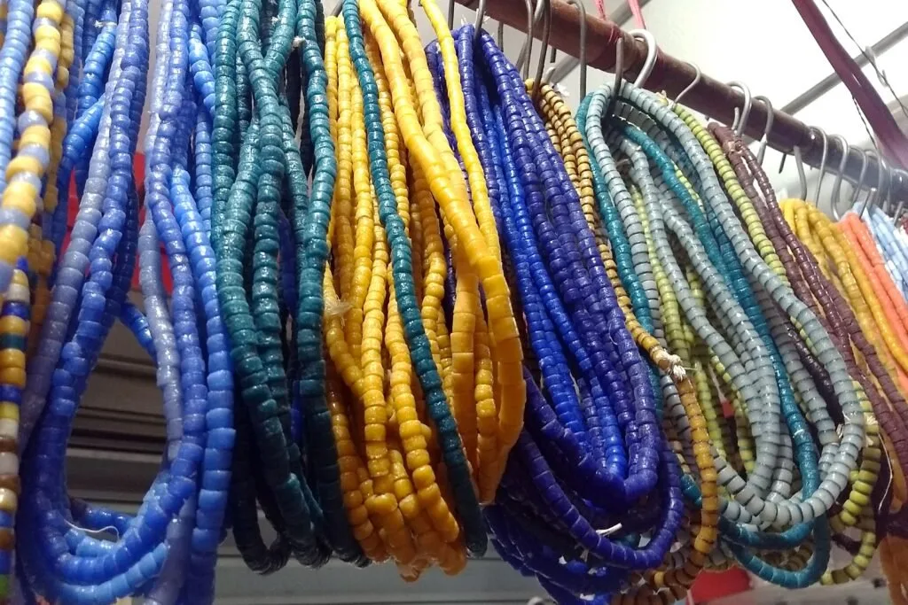 Colares ritualísticos.