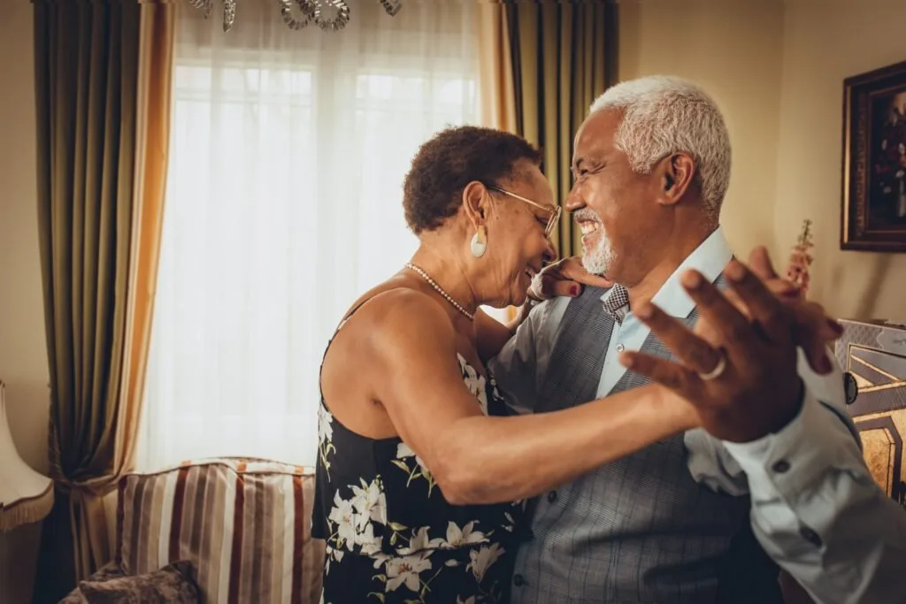 Casal de idosos dançando.