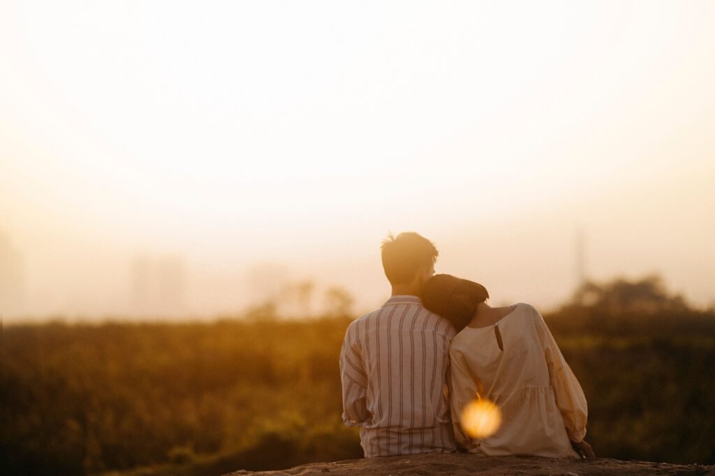 Casal observando uma paisagem.
