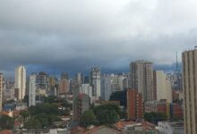 Casal namora na beira de penhasco, carro balança, despenca e ambos morrem