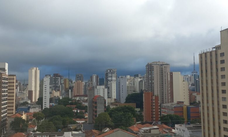 Casal namora na beira de penhasco, carro balança, despenca e ambos morrem