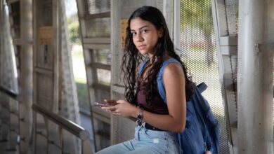 ouvida por Paes, estudante tem dois empregos e quer mudar a vida da avó; conheça