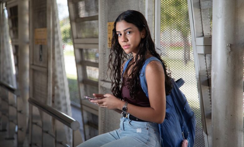 ouvida por Paes, estudante tem dois empregos e quer mudar a vida da avó; conheça