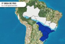 O mapa mostra a 5ª onda de frio na América do Sul, destacando as áreas afetadas. As regiões em azul representam as áreas com frio intenso, enquanto as áreas em branco indicam regiões sem frio significativo. A data mencionada é de 1 a 13 de agosto de 2023.