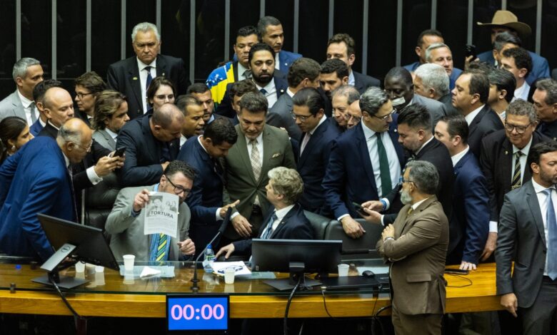 Motta encaminha denúncias contra 14 deputados que obstruíram plenário à Corregedoria da Câmara; veja lista