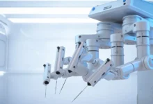 A sala de cirurgia mudou. Hoje, sistemas de cirurgia robótica ajudam o médico a implantar uma prótese de joelho com um nível de exatidão que seria difícil manter só com a mão humana ao longo de todo o procedimento. O robô não opera sozinho. Ele amplifica a visão, estabiliza movimentos, avisa sobre desvios e guia cortes com base em um plano milimétrico. O resultado costuma ser encaixe melhor da prótese, preservação de tecido saudável e um pós-operatório mais previsível, pontos que contam muito para quem deseja voltar a caminhar sem dor. Cirurgia robotica significa planejamento cuidadoso do joelho, leitura em tempo real de sensores e navegação por mapas 3D. O software mostra ao cirurgião o que ajustar antes do primeiro corte e durante cada etapa. Pequenas diferenças de grau no alinhamento ou de milímetros na espessura do corte mudam o conforto ao dobrar a perna, a distribuição de carga e a vida útil do implante. Com a assistência robótica, a equipe segue um roteiro claro, com alertas quando algo sai do traçado, o que traz segurança para o paciente e tranquilidade para a família. De acordo com ortopedistas especialistas em prótese de joelho robótica em Goiânia, o planejamento pré-operatório com imagens 3D permite simular o tamanho da prótese, o ângulo de colocação e a tensão dos ligamentos antes de entrar no centro cirúrgico. Essa preparação reduz tempo em sala, ajuda a controlar sangramento e orienta decisões finas durante a cirurgia robotica, como ajustes de um ou dois milímetros que fazem diferença quando o paciente começa a fisioterapia. O que muda na prática da cirurgia robotica de joelho O robô funciona como um copiloto atento. Ele cria um mapa tridimensional do fêmur e da tíbia, marca zonas de segurança e mostra o ponto exato de cada corte. Quando a serra chega perto de um limite, o sistema limita a profundidade ou bloqueia o avanço. O cirurgião continua no comando, mas com uma “régua inteligente” que reduz variações e mantém a técnica constante do início ao fim. Essa constância melhora o alinhamento do membro, fator que influencia dor, marcha e durabilidade da prótese. Planejamento e navegação 3D O mapa 3D não serve só para ver. Ele orienta decisões. Se o joelho do paciente tem deformidade em varo ou valgo, o software calcula a correção necessária e propõe cortes que respeitam o eixo mecânico da perna. O sistema também estima o balanço dos ligamentos. Se a tensão ficar alta em um lado, o plano sugere microajustes na espessura do corte ou na posição dos componentes. Essa lógica de “testar no virtual antes de executar no real” dá previsibilidade e reduz surpresas. Precisão milimétrica e preservação de tecido Erros pequenos somam. Um corte um pouco mais fundo, um componente levemente rotacionado, um grau a mais ou a menos no alinhamento. A plataforma robótica ajuda a eliminar esses desvios. Cortes mais econômicos preservam osso e cartilagem remanescentes. Menor agressão tecidual tende a significar menos dor, menor uso de analgésicos e mais participação do paciente na fisioterapia logo nos primeiros dias. Benefícios percebidos pelo paciente Quem passa por cirurgia robotica de joelho costuma notar alguns pontos práticos: dor mais controlada, ganho de movimento mais cedo e sensação de “encaixe” mais natural ao apoiar o peso. Quando a prótese fica bem alinhada e com bom balanço dos ligamentos, a marcha se torna estável e a confiança volta rápido. Isso facilita tarefas simples do dia a dia, como levantar da cadeira, subir poucos degraus ou caminhar até a padaria sem receio. Recuperação e fisioterapia com metas claras Com incisões planejadas e menos agressão, a fisioterapia começa cedo e segue metas realistas. A equipe mede extensão e flexão, ajusta exercícios de força e trabalha equilíbrio. Pequenos progressos semanais somam. Dormir melhor, controlar inchaço e caminhar dentro do limite orientado ajudam o joelho a responder. A clareza do plano pós-operatório reduz ansiedade e favorece adesão ao tratamento. Por que robôs cirurgiões elevam a qualidade do resultado O robô não substitui a experiência do médico, ele potencializa. O cirurgião escolhe a estratégia, confirma cada passo e decide o que alterar diante das particularidades de cada joelho. A tecnologia garante a execução fiel do plano. Essa combinação de mente humana com ferramenta precisa reduz retrabalho, evita ajustes grandes no fim da cirurgia e entrega um resultado consistente entre diferentes pacientes e equipes. Menos variabilidade, mais confiança Quando a técnica varia pouco entre casos, o paciente entende melhor o que esperar. A equipe padroniza tempos, checagens e passos críticos. Esses detalhes influenciam qualidade de vida. Um joelho bem balanceado dói menos no fim do dia e convida o paciente a se mexer. Movimento gera mais músculo e menos rigidez, criando um círculo virtuoso na reabilitação. Quem pode se beneficiar da cirurgia robotica A assistência robótica ajuda em cenários comuns, como artrose avançada com deformidade, e também em casos de revisão, quando é preciso trocar uma prótese antiga. Pacientes ativos, que desejam caminhar longas distâncias ou praticar atividades de baixo impacto, tendem a valorizar o encaixe preciso e o alinhamento estável. Pessoas com doenças associadas precisam de avaliação cuidadosa, mas se beneficiam do planejamento detalhado e do controle fino da técnica. Como escolher a equipe e se preparar Converse sobre experiência com cirurgia robotica, volume de casos e rotina de fisioterapia. Pergunte como é feito o planejamento 3D, quais são os critérios para o tamanho da prótese e como a equipe monitora dor e mobilidade nos primeiros dias. Chegue à cirurgia com metas combinadas: dobrar o joelho até um certo ângulo, caminhar X minutos com apoio, subir poucos degraus com segurança. Metas simples mantêm o foco e mostram progresso. Expectativas realistas fazem diferença A tecnologia ajuda, mas cada organismo responde em um ritmo. Idade, condicionamento físico, sono e alimentação influenciam. Quem se prepara com fortalecimento leve, aprende os exercícios com antecedência e organiza apoio em casa costuma avançar melhor. Hidratação, cuidado com a ferida e atenção aos sinais de alerta fazem parte do pacote de uma boa recuperação. O amanhã da cirurgia do joelho Plataformas de cirurgia robotica seguem evoluindo. A tendência é integrar mais dados em tempo real e criar modelos que aprendem com milhares de cirurgias para sugerir ajustes cada vez mais finos. Em paralelo, materiais de prótese ganham novas superfícies e desenhos que imitam o joelho natural. Tudo isso aponta para resultados estáveis e previsíveis, com conforto ao caminhar e maior durabilidade do implante. Mensagem final para quem está avaliando a cirurgia Robôs cirurgiões já fazem parte do melhor da ortopedia do joelho. A tecnologia amplia a visão do médico, mantém a precisão quando a mão poderia cansar e dá controle em cada etapa. Para o paciente, isso se traduz em dor mais controlada, retorno mais rápido à rotina e confiança ao apoiar o peso. Cirurgia robotica não é moda. É ferramenta para entregar qualidade em um momento decisivo da vida de quem deseja voltar a andar sem limite imposto pela dor. Imagem: canva.com