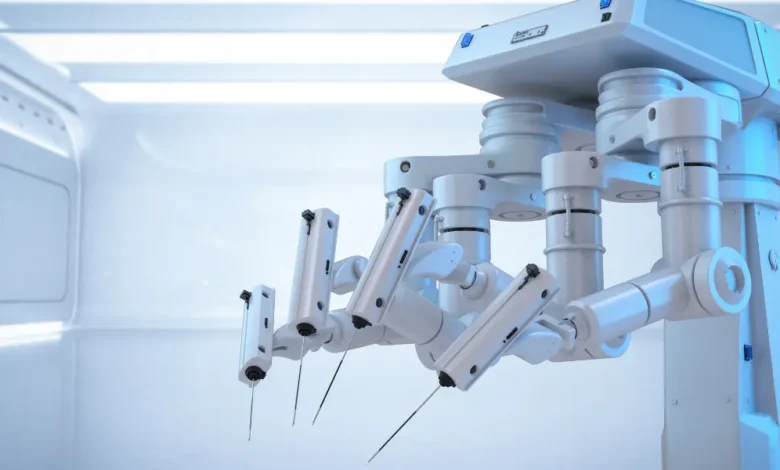 A sala de cirurgia mudou. Hoje, sistemas de cirurgia robótica ajudam o médico a implantar uma prótese de joelho com um nível de exatidão que seria difícil manter só com a mão humana ao longo de todo o procedimento. O robô não opera sozinho. Ele amplifica a visão, estabiliza movimentos, avisa sobre desvios e guia cortes com base em um plano milimétrico. O resultado costuma ser encaixe melhor da prótese, preservação de tecido saudável e um pós-operatório mais previsível, pontos que contam muito para quem deseja voltar a caminhar sem dor. Cirurgia robotica significa planejamento cuidadoso do joelho, leitura em tempo real de sensores e navegação por mapas 3D. O software mostra ao cirurgião o que ajustar antes do primeiro corte e durante cada etapa. Pequenas diferenças de grau no alinhamento ou de milímetros na espessura do corte mudam o conforto ao dobrar a perna, a distribuição de carga e a vida útil do implante. Com a assistência robótica, a equipe segue um roteiro claro, com alertas quando algo sai do traçado, o que traz segurança para o paciente e tranquilidade para a família. De acordo com ortopedistas especialistas em prótese de joelho robótica em Goiânia, o planejamento pré-operatório com imagens 3D permite simular o tamanho da prótese, o ângulo de colocação e a tensão dos ligamentos antes de entrar no centro cirúrgico. Essa preparação reduz tempo em sala, ajuda a controlar sangramento e orienta decisões finas durante a cirurgia robotica, como ajustes de um ou dois milímetros que fazem diferença quando o paciente começa a fisioterapia. O que muda na prática da cirurgia robotica de joelho O robô funciona como um copiloto atento. Ele cria um mapa tridimensional do fêmur e da tíbia, marca zonas de segurança e mostra o ponto exato de cada corte. Quando a serra chega perto de um limite, o sistema limita a profundidade ou bloqueia o avanço. O cirurgião continua no comando, mas com uma “régua inteligente” que reduz variações e mantém a técnica constante do início ao fim. Essa constância melhora o alinhamento do membro, fator que influencia dor, marcha e durabilidade da prótese. Planejamento e navegação 3D O mapa 3D não serve só para ver. Ele orienta decisões. Se o joelho do paciente tem deformidade em varo ou valgo, o software calcula a correção necessária e propõe cortes que respeitam o eixo mecânico da perna. O sistema também estima o balanço dos ligamentos. Se a tensão ficar alta em um lado, o plano sugere microajustes na espessura do corte ou na posição dos componentes. Essa lógica de “testar no virtual antes de executar no real” dá previsibilidade e reduz surpresas. Precisão milimétrica e preservação de tecido Erros pequenos somam. Um corte um pouco mais fundo, um componente levemente rotacionado, um grau a mais ou a menos no alinhamento. A plataforma robótica ajuda a eliminar esses desvios. Cortes mais econômicos preservam osso e cartilagem remanescentes. Menor agressão tecidual tende a significar menos dor, menor uso de analgésicos e mais participação do paciente na fisioterapia logo nos primeiros dias. Benefícios percebidos pelo paciente Quem passa por cirurgia robotica de joelho costuma notar alguns pontos práticos: dor mais controlada, ganho de movimento mais cedo e sensação de “encaixe” mais natural ao apoiar o peso. Quando a prótese fica bem alinhada e com bom balanço dos ligamentos, a marcha se torna estável e a confiança volta rápido. Isso facilita tarefas simples do dia a dia, como levantar da cadeira, subir poucos degraus ou caminhar até a padaria sem receio. Recuperação e fisioterapia com metas claras Com incisões planejadas e menos agressão, a fisioterapia começa cedo e segue metas realistas. A equipe mede extensão e flexão, ajusta exercícios de força e trabalha equilíbrio. Pequenos progressos semanais somam. Dormir melhor, controlar inchaço e caminhar dentro do limite orientado ajudam o joelho a responder. A clareza do plano pós-operatório reduz ansiedade e favorece adesão ao tratamento. Por que robôs cirurgiões elevam a qualidade do resultado O robô não substitui a experiência do médico, ele potencializa. O cirurgião escolhe a estratégia, confirma cada passo e decide o que alterar diante das particularidades de cada joelho. A tecnologia garante a execução fiel do plano. Essa combinação de mente humana com ferramenta precisa reduz retrabalho, evita ajustes grandes no fim da cirurgia e entrega um resultado consistente entre diferentes pacientes e equipes. Menos variabilidade, mais confiança Quando a técnica varia pouco entre casos, o paciente entende melhor o que esperar. A equipe padroniza tempos, checagens e passos críticos. Esses detalhes influenciam qualidade de vida. Um joelho bem balanceado dói menos no fim do dia e convida o paciente a se mexer. Movimento gera mais músculo e menos rigidez, criando um círculo virtuoso na reabilitação. Quem pode se beneficiar da cirurgia robotica A assistência robótica ajuda em cenários comuns, como artrose avançada com deformidade, e também em casos de revisão, quando é preciso trocar uma prótese antiga. Pacientes ativos, que desejam caminhar longas distâncias ou praticar atividades de baixo impacto, tendem a valorizar o encaixe preciso e o alinhamento estável. Pessoas com doenças associadas precisam de avaliação cuidadosa, mas se beneficiam do planejamento detalhado e do controle fino da técnica. Como escolher a equipe e se preparar Converse sobre experiência com cirurgia robotica, volume de casos e rotina de fisioterapia. Pergunte como é feito o planejamento 3D, quais são os critérios para o tamanho da prótese e como a equipe monitora dor e mobilidade nos primeiros dias. Chegue à cirurgia com metas combinadas: dobrar o joelho até um certo ângulo, caminhar X minutos com apoio, subir poucos degraus com segurança. Metas simples mantêm o foco e mostram progresso. Expectativas realistas fazem diferença A tecnologia ajuda, mas cada organismo responde em um ritmo. Idade, condicionamento físico, sono e alimentação influenciam. Quem se prepara com fortalecimento leve, aprende os exercícios com antecedência e organiza apoio em casa costuma avançar melhor. Hidratação, cuidado com a ferida e atenção aos sinais de alerta fazem parte do pacote de uma boa recuperação. O amanhã da cirurgia do joelho Plataformas de cirurgia robotica seguem evoluindo. A tendência é integrar mais dados em tempo real e criar modelos que aprendem com milhares de cirurgias para sugerir ajustes cada vez mais finos. Em paralelo, materiais de prótese ganham novas superfícies e desenhos que imitam o joelho natural. Tudo isso aponta para resultados estáveis e previsíveis, com conforto ao caminhar e maior durabilidade do implante. Mensagem final para quem está avaliando a cirurgia Robôs cirurgiões já fazem parte do melhor da ortopedia do joelho. A tecnologia amplia a visão do médico, mantém a precisão quando a mão poderia cansar e dá controle em cada etapa. Para o paciente, isso se traduz em dor mais controlada, retorno mais rápido à rotina e confiança ao apoiar o peso. Cirurgia robotica não é moda. É ferramenta para entregar qualidade em um momento decisivo da vida de quem deseja voltar a andar sem limite imposto pela dor. Imagem: canva.com