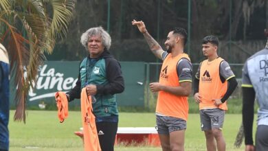 Alberto Gamero (izq.) dirigiendo un entrenamiento del Deportivo Cali.