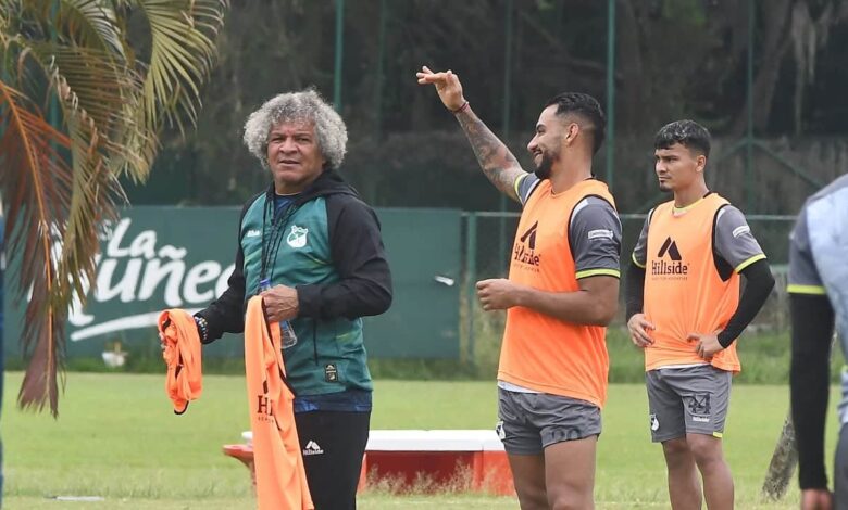 Alberto Gamero (izq.) dirigiendo un entrenamiento del Deportivo Cali.