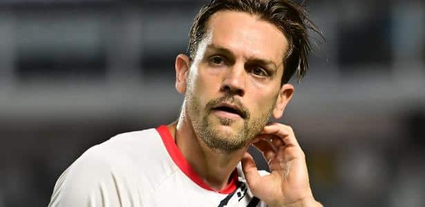 Rafael Tolói, do São Paulo, durante aquecimento antes da partida contra o Santos no Brasileirão