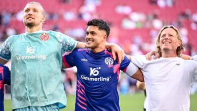 Fußball: Die Mainzer Zentner und Amiri sowie Trainer Henriksen.