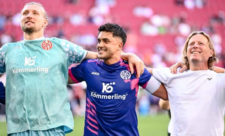 Fußball: Die Mainzer Zentner und Amiri sowie Trainer Henriksen.