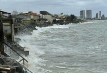 Município de SC decreta estado de emergência após mar avançar em ruas