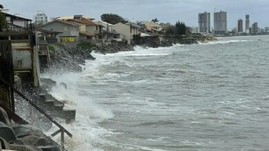 Município de SC decreta estado de emergência após mar avançar em ruas