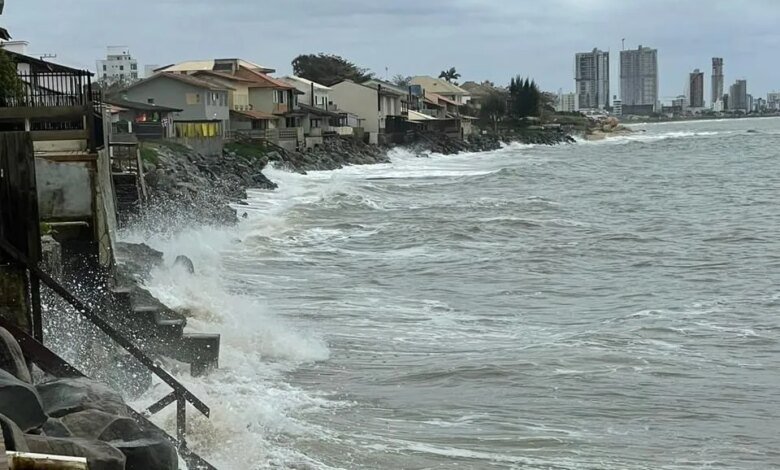 Município de SC decreta estado de emergência após mar avançar em ruas