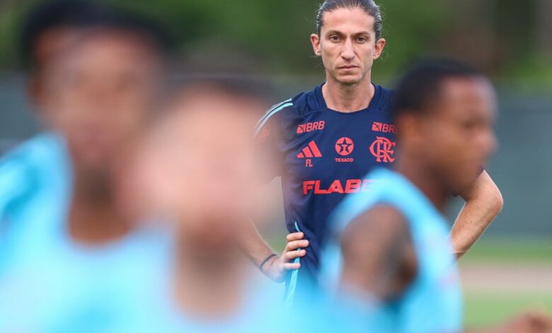 Filipe Luís precisará promover mudanças no time titular do Flamengo no domingo (5), na Arena Fonte Nova