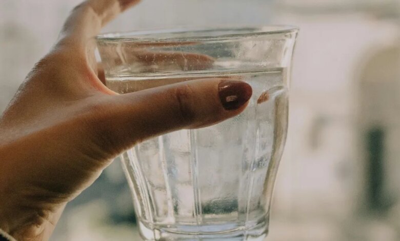 Homem é hospitalizado com sintomas de intoxicação após beber água mineral