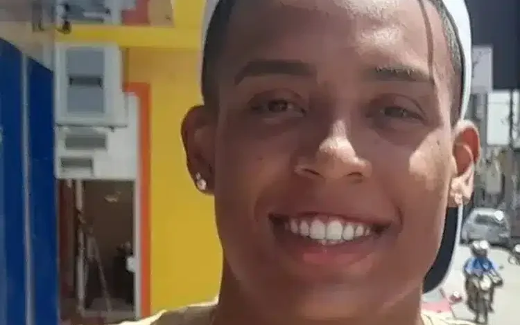 Vanderlan Barbosa, lateral do Bragantino, inicia projeto social em Brumado