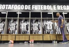 Botafogo escalado com Savarino, Tucu Correa e Arthur Cabral para enfrentar o Vasco