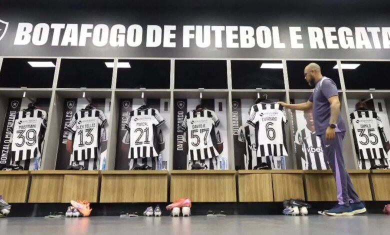 Botafogo escalado com Savarino, Tucu Correa e Arthur Cabral para enfrentar o Vasco