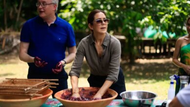 COP30: rainha Mary da Dinamarca amassa açaí e promove jantar em Belém