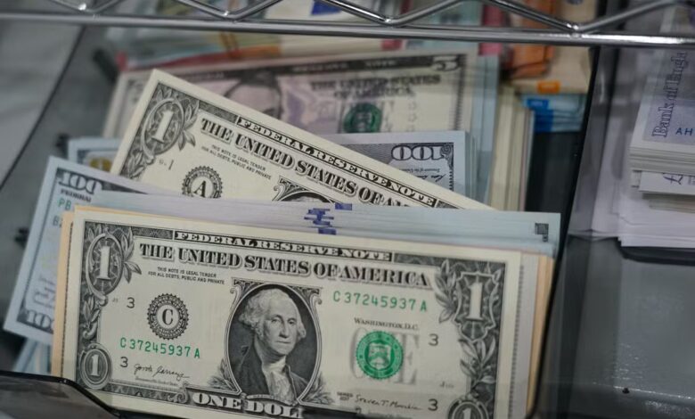 Dólar encerra dia em queda e acumula desvalorização de 0,8% em novembro