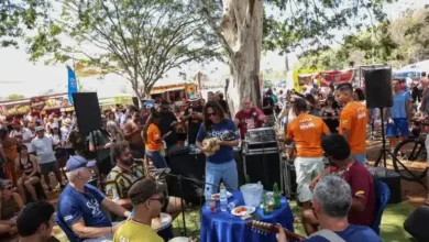 pessoas realizam atividades de lazer