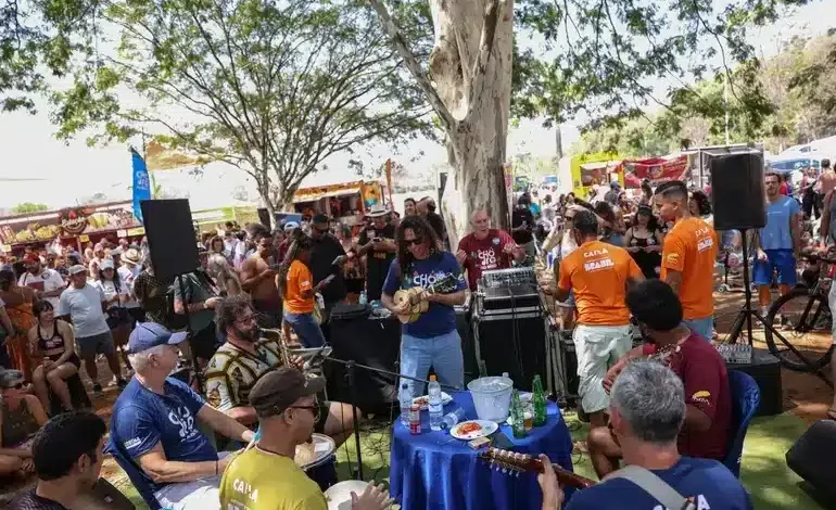 pessoas realizam atividades de lazer