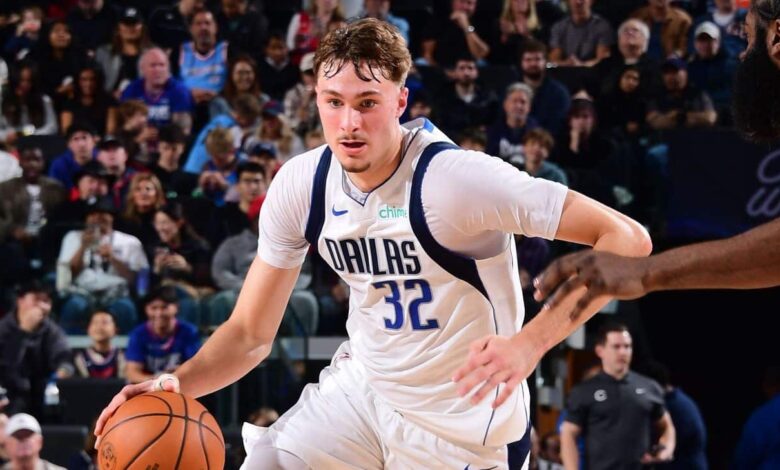 Mavs' Flagg torches Clips, leaps LeBron as youngest to score 35