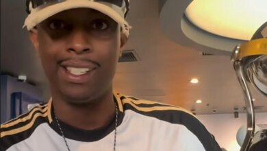 Torcedor do Atlético exibe réplica do troféu da Copa Sul-Americana em Assunção (foto: Reprodução)