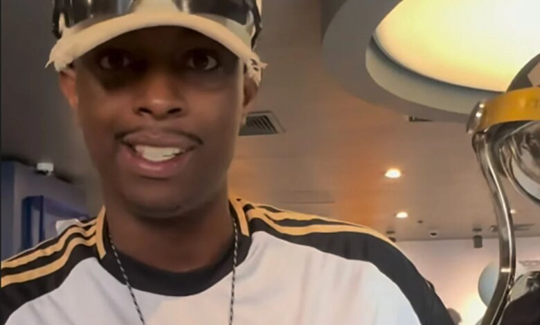 Torcedor do Atlético exibe réplica do troféu da Copa Sul-Americana em Assunção (foto: Reprodução)