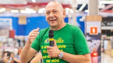 Véio da Havan traz presente de Natal padrão Coca-Cola não apenas para os clientes da loja