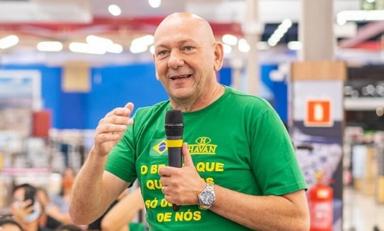 Véio da Havan traz presente de Natal padrão Coca-Cola não apenas para os clientes da loja