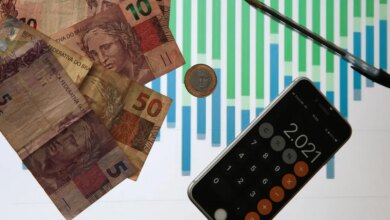 2ª parcela do 13º deve ser paga até hoje; tire dúvidas