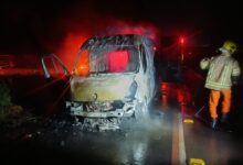 Transportando paciente, ambulância de Alta Floresta pega fogo na RO-479, em Rolim de Moura