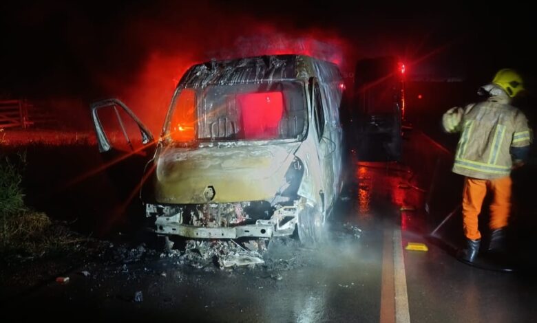 Transportando paciente, ambulância de Alta Floresta pega fogo na RO-479, em Rolim de Moura