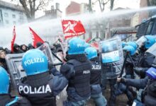 Manifestazione Askatasuna a Torino dopo lo sgombero. Scontri tra antagonisti e polizia. Nove agenti feriti. Salvini: «Ruspe sui centri sociali»