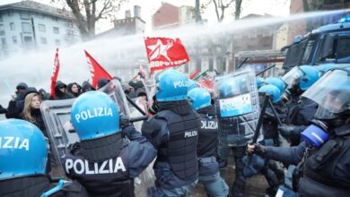 Manifestazione Askatasuna a Torino dopo lo sgombero. Scontri tra antagonisti e polizia. Nove agenti feriti. Salvini: «Ruspe sui centri sociali»