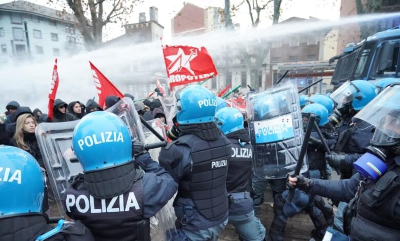 Manifestazione Askatasuna a Torino dopo lo sgombero. Scontri tra antagonisti e polizia. Nove agenti feriti. Salvini: «Ruspe sui centri sociali»