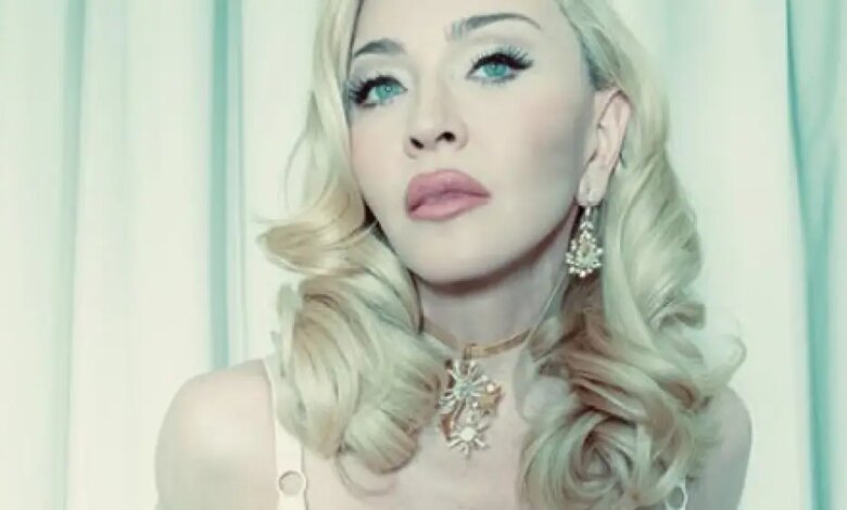 O quentíssimo ensaio de Natal de Madonna com namorado e filhas