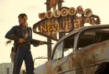 Mulher vestindo macacão azul e segurando rifle está ao lado de carro enferrujado. Ao fundo, letreiro antigo iluminado com as palavras