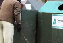 Obdachloser sammelt Pfandflaschen und spendet Geld-Einnahmen